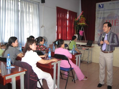 Tiến sĩ Huỳnh Văn Sơn trao đổi với phụ huynh về cách giáo dục giới tính cho con cái Ảnh: Hồng Đào.